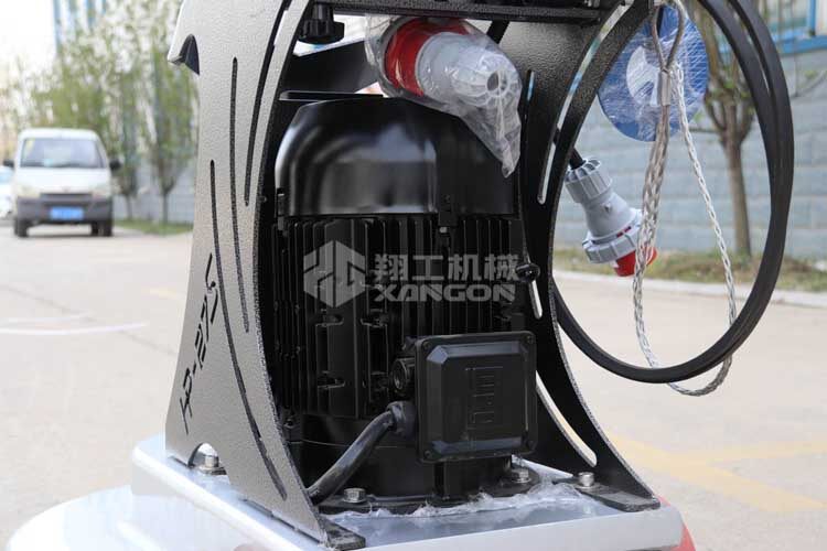 拋光機(jī)是為了讓地面表面有光澤，需要先研磨后才可以拋光。拋光分為粗拋和精拋，這時(shí)候可以使用拋光機(jī)，配合拋光墊，提高地面的光澤度。高速地坪拋光機(jī)讓你輕松完成地坪拋光工作，提高地坪亮度。