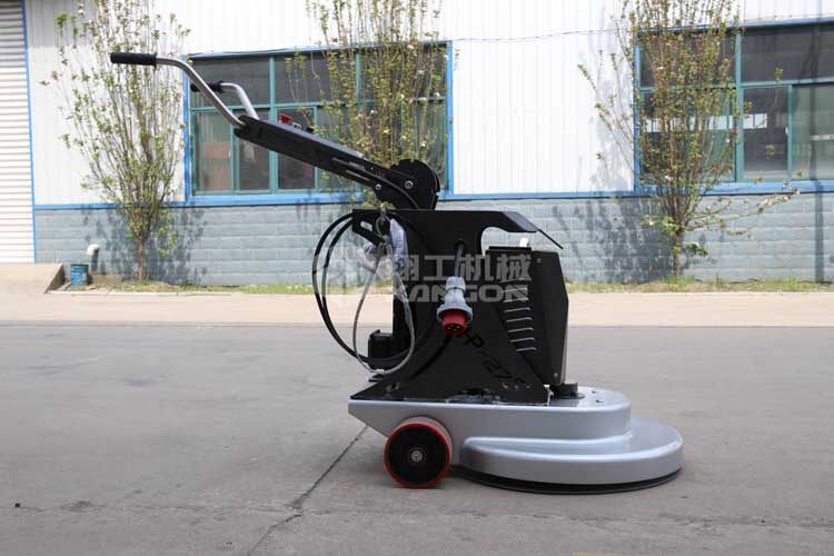 拋光機(jī)是為了讓地面表面有光澤，需要先研磨后才可以拋光。拋光分為粗拋和精拋，這時(shí)候可以使用拋光機(jī)，配合拋光墊，提高地面的光澤度。高速地坪拋光機(jī)讓你輕松完成地坪拋光工作，提高地坪亮度。