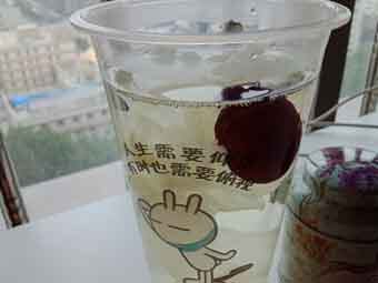 炎炎夏日到來，一杯銀耳紅棗美如詩！